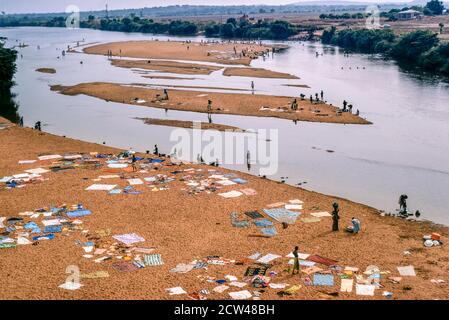 Waschanlagen am Ufer des Flusses Milo Ein Nebenfluss des Niger Flusses Kankan Guinea Westafrika 1979 Stockfoto