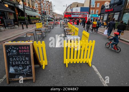 London, Großbritannien. September 2020. Der letzte Tag der Straßensperrung für Essen und Trinken im Freien und zur Spitzenzeit für sonntagmittag, aber die meisten Betriebe sind leer. Ein doppelter Whammy für den Freizeitbereich, da das ungewöhnlich warme Wetter verschwindet, wenn der Herbst kommt, und die Regierung strengere Kontrollen als Reaktion auf den Anstieg der Covid 19 Fälle einführt. Schwierige Zeiten für Restaurants und Bars in Northcote Road, Battersea/Clapham. Kredit: Guy Bell/Alamy Live Nachrichten Stockfoto