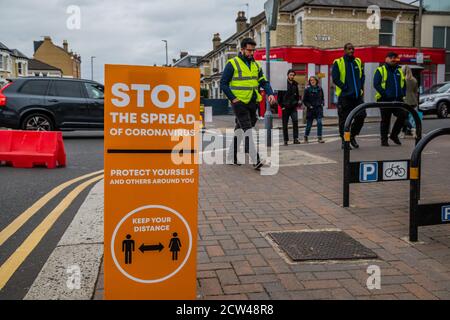 London, Großbritannien. September 2020. Der letzte Tag der Straßensperrung für Essen und Trinken im Freien und zur Spitzenzeit für sonntagmittag, aber die meisten Betriebe sind leer. Ein doppelter Whammy für den Freizeitbereich, da das ungewöhnlich warme Wetter verschwindet, wenn der Herbst kommt, und die Regierung strengere Kontrollen als Reaktion auf den Anstieg der Covid 19 Fälle einführt. Schwierige Zeiten für Restaurants und Bars in Northcote Road, Battersea/Clapham. Kredit: Guy Bell/Alamy Live Nachrichten Stockfoto