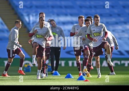 Youri Tielemans von Leicester City (links) und Jamie Vardy erwärmen sich vor dem Premier League-Spiel im Etihad Stadium, Manchester. Stockfoto