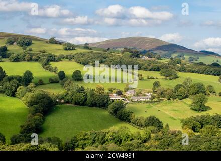 Farm und Felder über dem Usk Valley im Brecon Beacons South Wales UK Stockfoto