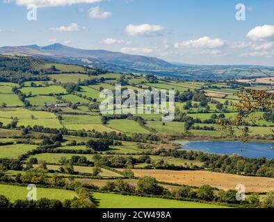 Llangors See oder Llyn Syfadan in den Schwarzen Bergen von Wales mit Pen y Fan in der Ferne Stockfoto