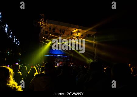 Menge vor der Bühne beim nächtlichen Straßenkonzert Stockfoto