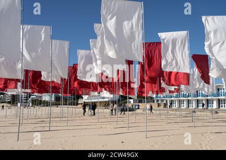 In Memorium covid Kunstinstallation von Luke Jerrum auf der Strand Strand am Sandbanks in der Nähe von Poole Dorset mit Strandhütten Im Hintergrund Stockfoto