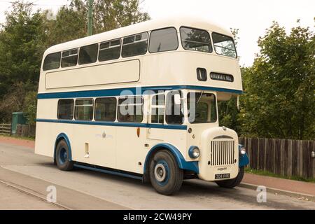 Ein alter Daimler-Doppeldeckerbus aus den 1960er Jahren, der 1964 an Darlington Corporation Transport als Nr. 4, Beamish Museum, England, Großbritannien, geliefert wurde Stockfoto