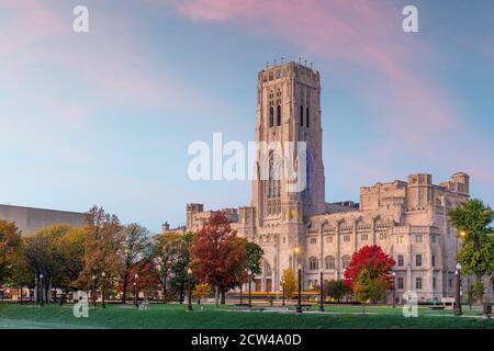 Scottish Rite Cathedral in Indianapolis, Indiana, USA während einer Herbstdämmerung. Stockfoto