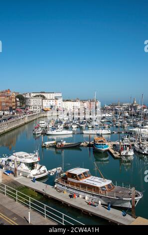 Ramsgate, Kent, England, Großbritannien. 2020. Ein Überblick über den Jachthafen an der Ramsgate Waterfront. Stockfoto