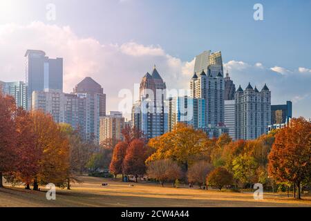 Atlanta, Georgia, USA die Skyline von Midtown von Piedmont Park im Herbst am Nachmittag. Stockfoto