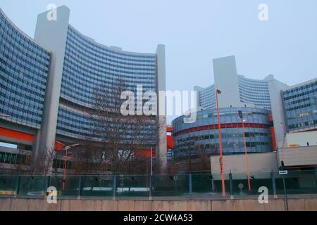 WIEN, ÖSTERREICH - 30. DEZEMBER 2007: Das Vienna International Center, wo sich Büros der Vereinten Nationen, Internationales Atomzeitalter befinden Stockfoto