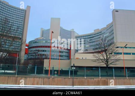 WIEN, ÖSTERREICH - 30. DEZEMBER 2007: Das Vienna International Center, wo sich Büros der Vereinten Nationen, Internationales Atomzeitalter befinden Stockfoto