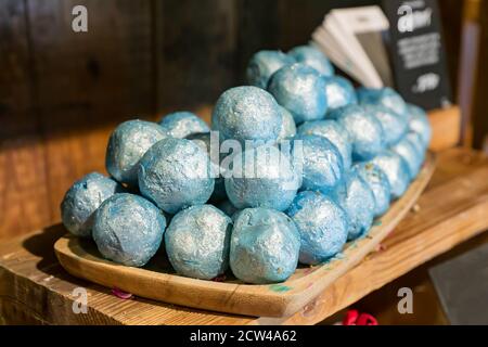 MOSKAU, RUSSLAND - 24. APRIL 2018: Üppiges Kosmetikgeschäft in Moskau. Frische handgemachte Kosmetik mit buntem Schaumbad und Bomben Stockfoto