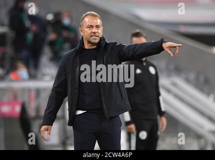 München, Deutschland. September 2020. Fußball: Bundesliga, Bayern München - FC Schalke 04, 1. Spieltag in der Allianz Arena. Der Münchner Trainer Hansi Flick gibt Anweisungen. WICHTIGER HINWEIS: Gemäß den Bestimmungen der DFL Deutsche Fußball Liga und des DFB Deutscher Fußball-Bund ist es untersagt, das Spiel in Form von Sequenzbildern und/oder videoähnlichen Fotoserien im Stadion zu verwenden oder zu verwenden bzw. zu fotografieren. Quelle: Matthias Balk/dpa/Alamy Live News Stockfoto