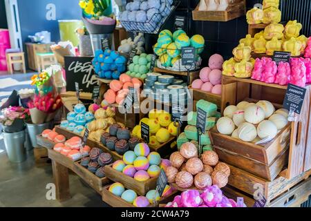 MOSKAU, RUSSLAND - 24. APRIL 2018: Üppiges Kosmetikgeschäft in Moskau. Frische handgemachte Kosmetik mit buntem Schaumbad und Bomben Stockfoto
