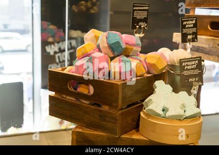 MOSKAU, RUSSLAND - 24. APRIL 2018: Üppiges Kosmetikgeschäft in Moskau. Frische handgemachte Kosmetik mit buntem Schaumbad und Bomben Stockfoto