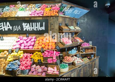 MOSKAU, RUSSLAND - 24. APRIL 2018: Üppiges Kosmetikgeschäft in Moskau. Frische handgemachte Kosmetik mit buntem Schaumbad und Bomben Stockfoto