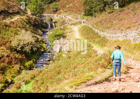 Auf dem Axe Edge Moor, wo sich Chashire, Derbyshire und Staffordshire im Peak District treffen, geht es entlang des Flusses Dane in Richtung Three Shires Head Stockfoto