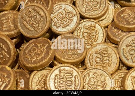 MOSKAU, RUSSLAND - 24. APRIL 2018: Üppiges Kosmetikgeschäft in Moskau. Frische handgemachte Kosmetik mit buntem Schaumbad und Bomben Stockfoto