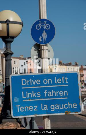 Ramsgate, Kent, England, Großbritannien. 2020. Ein Schild, das den Autofahrern rät, auf der linken Straßenseite zu fahren. Stockfoto