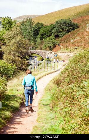 Auf dem Axe Edge Moor, wo sich Chashire, Derbyshire und Staffordshire im Peak District treffen, geht es entlang des Flusses Dane zu den Three Shires Heads Stockfoto