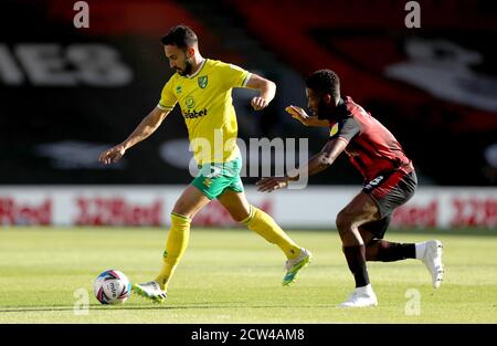 Lukas Rupp von Norwich City (links) und Jefferson Lerma von AFC Bournemouth kämpfen während des Sky Bet Championship-Spiels im Vitality Stadium in Bournemouth um den Ball. Stockfoto