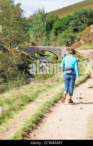 Auf dem Axe Edge Moor, wo sich Chashire, Derbyshire und Staffordshire im Peak District treffen, geht es entlang des Flusses Dane in Richtung Three Shires Head Stockfoto