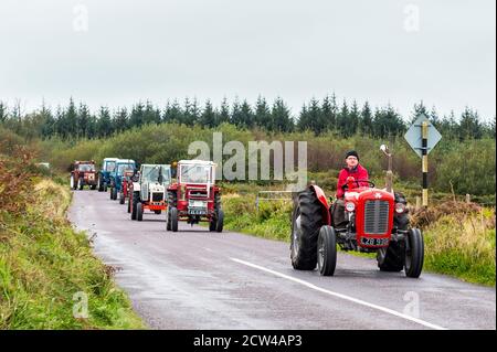 Skibbereen, West Cork, Irland. September 2020. Etwas mehr als 20 Traktoren versammelten sich heute für einen kleinen Wohltätigkeitstraktor, der zu Hilfe von Pieta House gefahren wurde. Die alten und modernen Traktoren fuhren in der Nähe von Skibbereen. Quelle: AG News/Alamy Live News Stockfoto