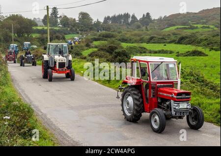 Skibbereen, West Cork, Irland. September 2020. Etwas mehr als 20 Traktoren versammelten sich heute für einen kleinen Wohltätigkeitstraktor, der zu Hilfe von Pieta House gefahren wurde. Die alten und modernen Traktoren fuhren in der Nähe von Skibbereen. Quelle: AG News/Alamy Live News Stockfoto