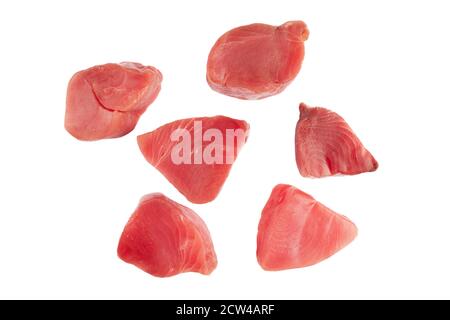 Gelbe Thunfisch-Steaks isoliert auf schwarzem Hintergrund. Frische, seltene Thunfisch-Steaks isoliert auf schwarz. Rohfilet aus Gelbflossen-Thunfisch. Frischen Thunfisch im Hintergrund Stockfoto