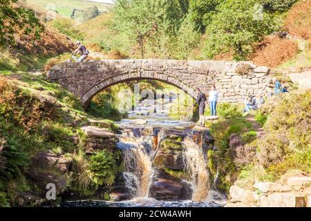 Die Packhorse-Brücke über den Fluss Dane am Three Shires Head auf dem AX Edge Moor, wo sich Chishire, Derbyshire und Staffordshire im Peak District treffen Stockfoto