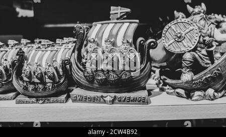 Kleine wikingerfiguren und wikingerboot als Souvenir Kaufen Stockfoto