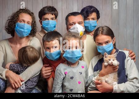 Große Familie in Schutzmasken Blick auf die Kamera. Prävention gegen kovide Infektionen, Viren, Pandemien, Epidemien. Infektionsprävention und Stockfoto