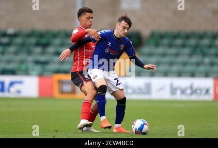 Charlton Athletic Dylan Levitt (rechts) und Lincoln City's Brennan Johnson kämpfen während des Sky Bet League One Matches im LNER Stadium, Lincoln um den Ball. Stockfoto