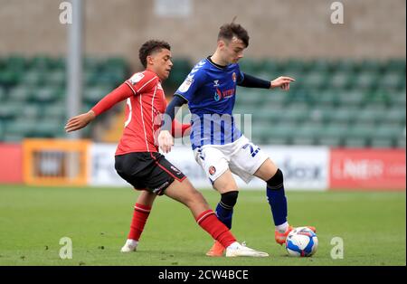 Charlton Athletic Dylan Levitt (rechts) und Lincoln City's Brennan Johnson kämpfen während des Sky Bet League One Matches im LNER Stadium, Lincoln um den Ball. Stockfoto