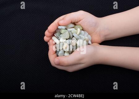 Handvoll sauber Steine, Kies in den Händen Stockfoto
