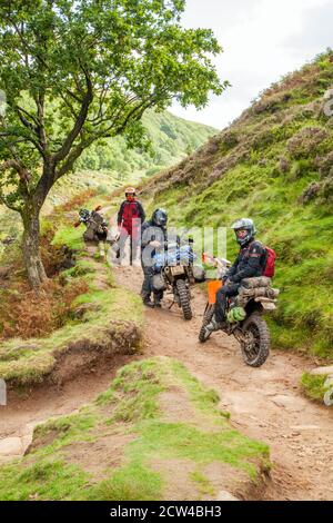 Off-Road-Motorradfahrer mit einer grünen Spur Weg in der Peak District Nationalpark England Großbritannien Stockfoto