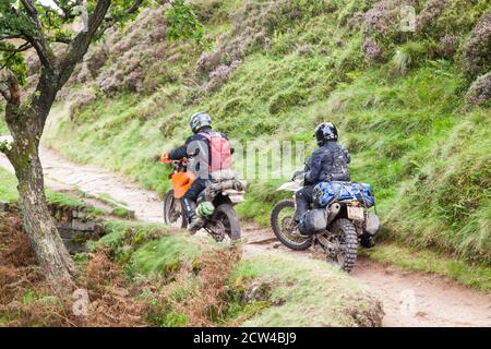 Off-Road-Motorradfahrer mit einer grünen Spur Weg in der Peak District Nationalpark England Großbritannien Stockfoto