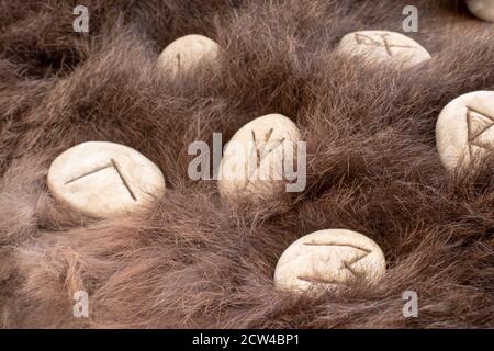 Steinrunen auf einem Fell. Futhark viking Alphabet. Nahaufnahme der nordischen Runen. Stockfoto