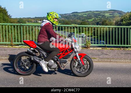 2014 Red Ducati MT96 VN14YHK; Motorradfahrer; zweirädrige Transport, Motorräder, Fahrzeug, Straßen, Motorräder, Radfahrer motoring in Chorley, UK Stockfoto