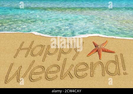 Happy Weekend Zeichen auf Sand und Seesterne Stockfoto