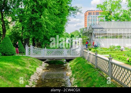 Moskau, Russland - 22. Mai 2019: Menschen, die im botanischen Garten 'Aptekarsky Ogorod' an einem sonnigen Frühlingstag spazieren gehen. Stockfoto