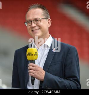 Jon Dutton CEO der Rugby League World Cup 2021 wird von Dave Woods für BBC Sport interviewt. Stockfoto