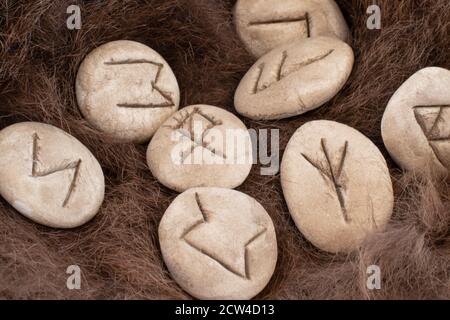 Steinrunen auf einem Fell. Futhark viking Alphabet. Nahaufnahme der nordischen Runen. Stockfoto