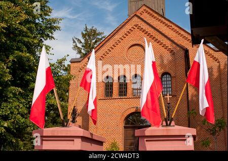 Polnische Flaggen (Kirche in Szczepanowo in Polen) Stockfoto