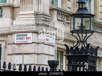 Downing Street & Whitehall SW 1 Straßenschilder London - Whitehall befindet sich im Herzen der Stadt von Westminster Regierungsviertel in London Stockfoto