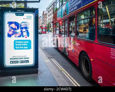 NHS Test and Trace App - Anzeigen für den NHS Test & Trace App in einer Busstation in Central London Stockfoto