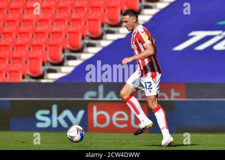 James Chester (12) von Stoke City mit dem Ball Stockfoto