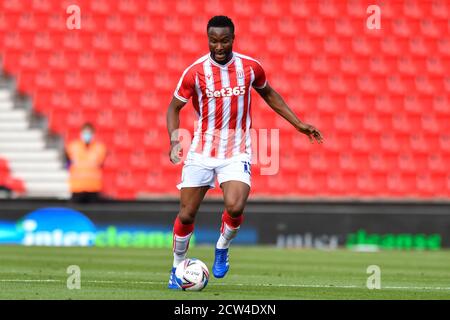 John Obi Mikel (13) von Stoke City mit dem Ball Stockfoto