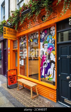 Reckless Records, unabhängiger Second Hand Plattenladen in der Berwick Street in Soho London. Gegründet 1984. Soho Record Shop, Soho Record Store. Stockfoto