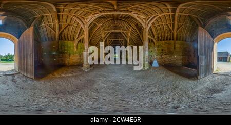 360 Grad Panorama Ansicht von Das Innere des Great Coxwell Tithe Barn am Vordereingang