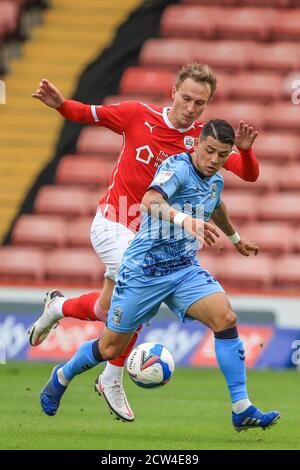 Gustavo Hamer (38) aus Coventry City wird von Cauley gegründet Woodrow (9) von Barnsley Stockfoto